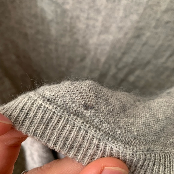 Silk and cashmere sweater. - Picture 3 of 6